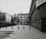 Borssenburgerplein, in westelijke richting. Rechts het schoolgebouw.
              <br/>
              Beeldbank gemeentearchief Amsterdam, 1976